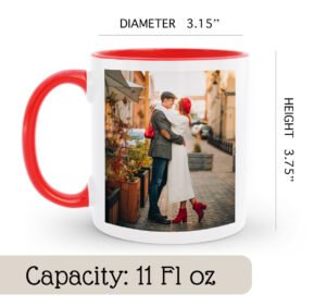 Mug with a printed image of a couple on a street, red handle and interior, with measurements and capacity details.